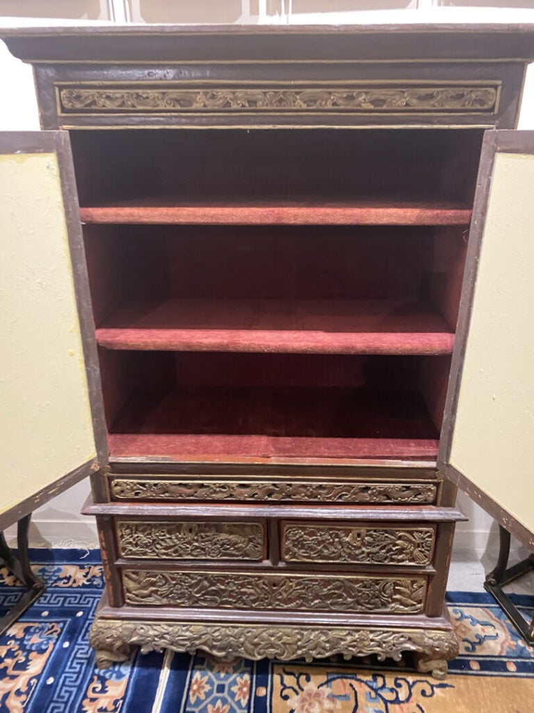 Chine du Sud - Cabinet en bois à deux corps ouvrant à deux vantaux vitrés en pa…