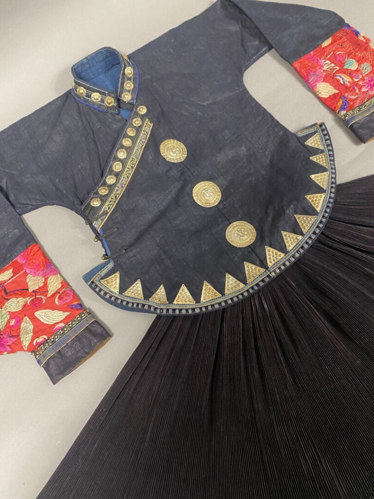 Chine du Sud, dans le style Miao - Ensemble d'un costume comprenant une veste d…