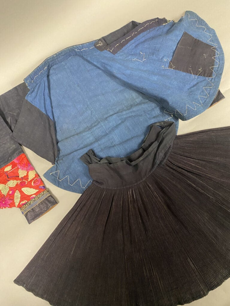 Chine du Sud, dans le style Miao - Ensemble d'un costume comprenant une veste d…