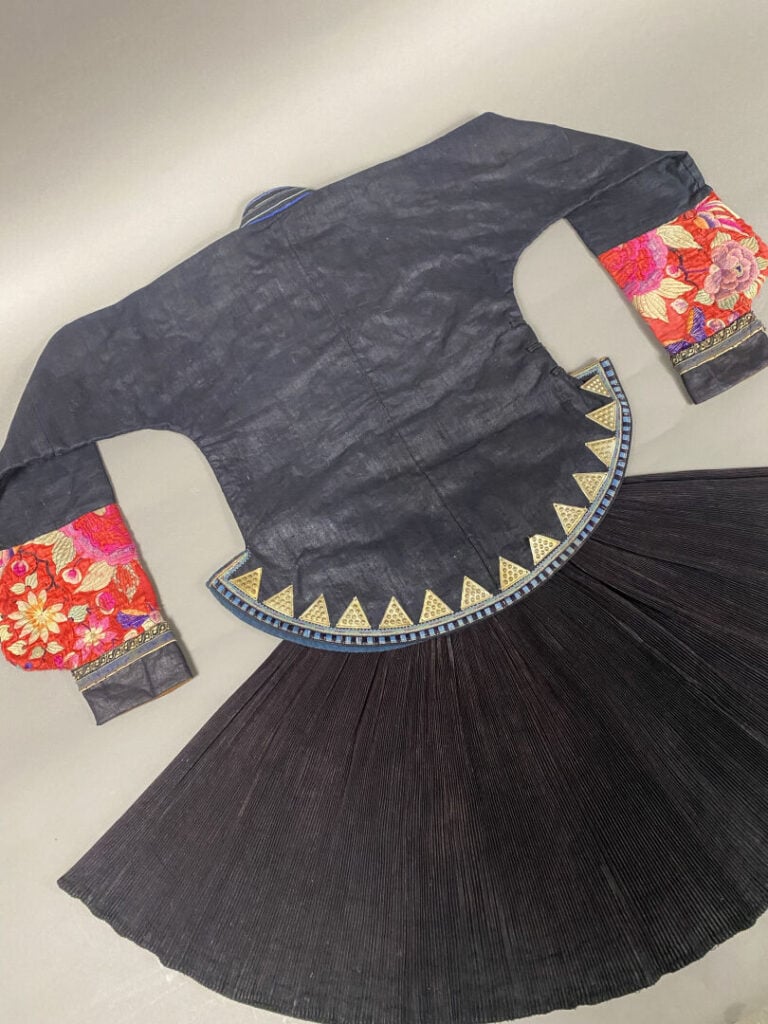 Chine du Sud, dans le style Miao - Ensemble d'un costume comprenant une veste d…