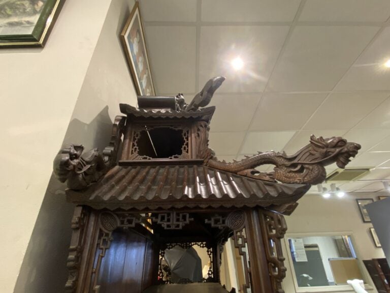 Chine du Sud / Vietnam - Importante vitrine en bois sculpté et mouluré à riche…