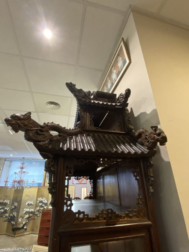 Chine du Sud / Vietnam - Importante vitrine en bois sculpté et mouluré à riche…