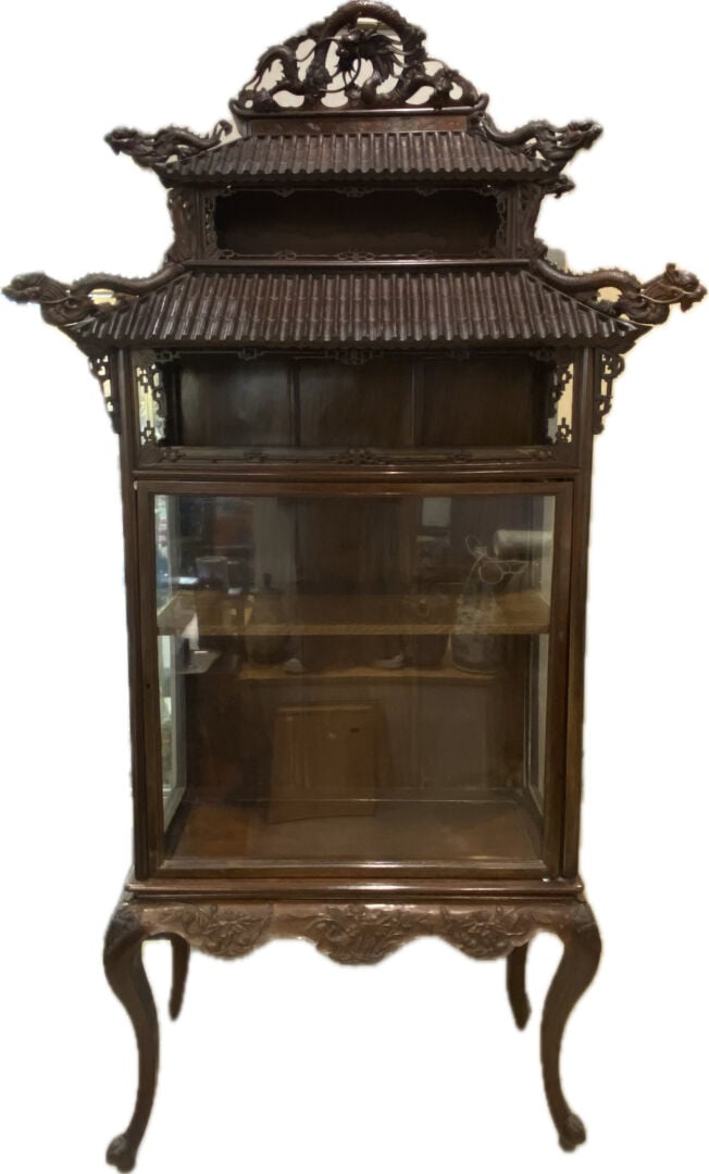 Chine du Sud / Vietnam - Importante vitrine en bois sculpté et mouluré à riche…