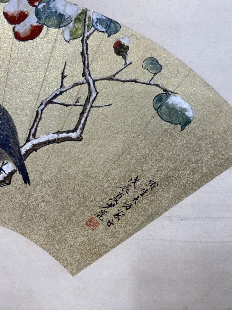 Chine - Encre et couleurs sur papier doré pour éventail, représentant un oiseau…