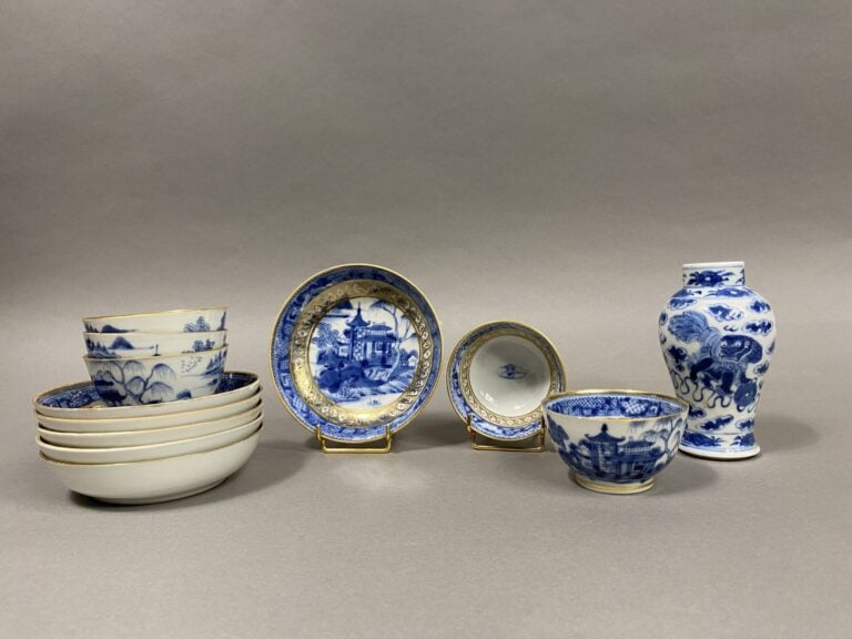 Chine - Ensemble de cinq tasses et six sous-tasses en porcelaine émaillée, dans…