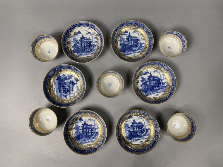 Chine - Ensemble de cinq tasses et six sous-tasses en porcelaine émaillée, dans…