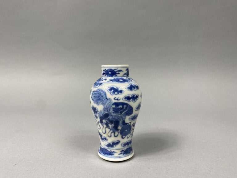 Chine - Ensemble de cinq tasses et six sous-tasses en porcelaine émaillée, dans…
