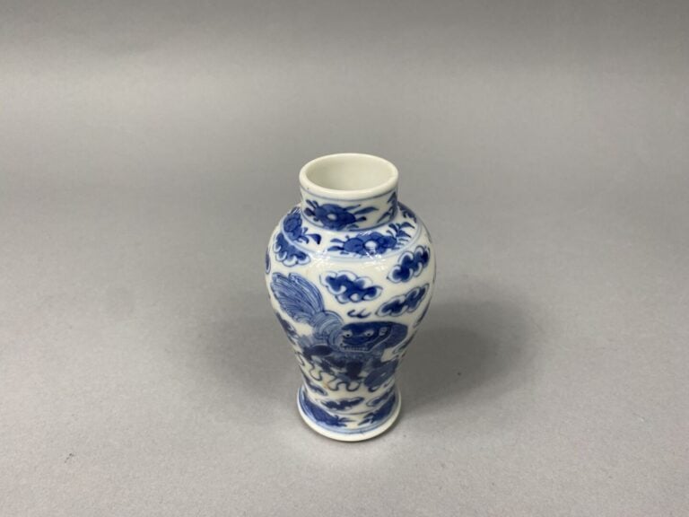 Chine - Ensemble de cinq tasses et six sous-tasses en porcelaine émaillée, dans…