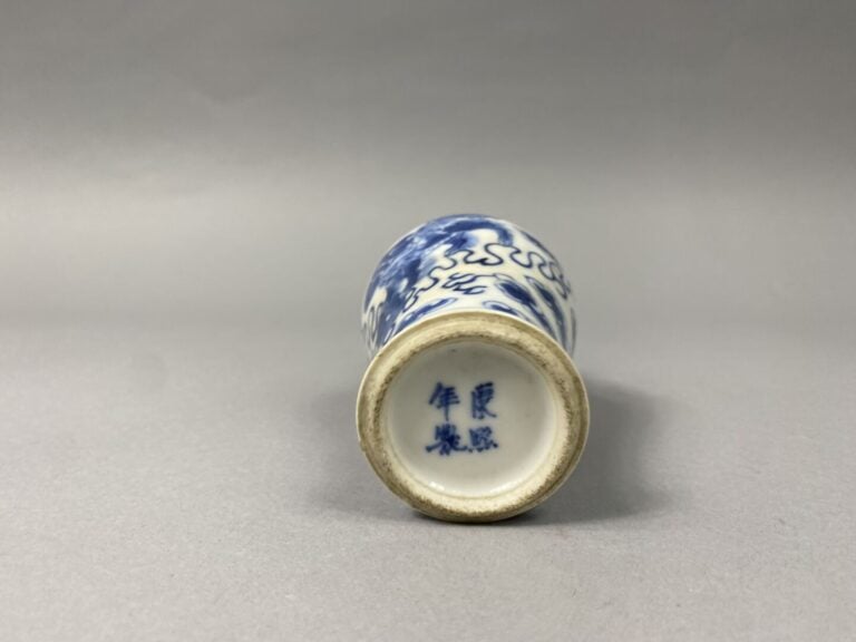 Chine - Ensemble de cinq tasses et six sous-tasses en porcelaine émaillée, dans…