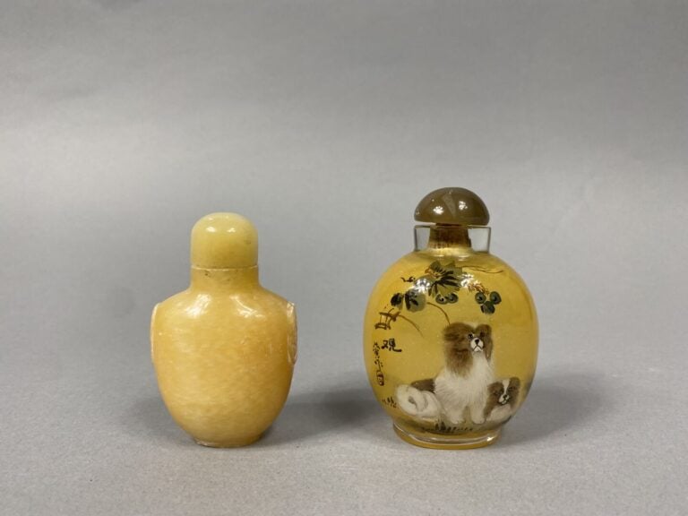 Chine - Ensemble de deux flacons tabatières comprenant: - - un flacon de forme…