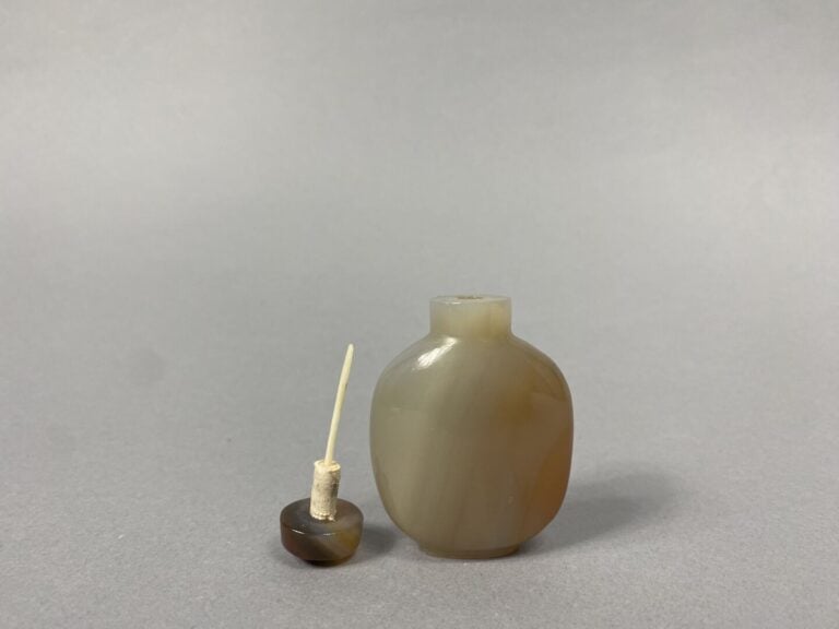 Chine - Ensemble de deux flacons tabatières de forme balustre en agate grise ve…