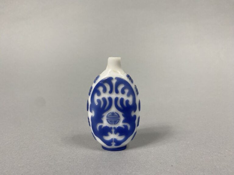Chine - Ensemble de deux flacons tabatières de forme piriforme en verre overlay…