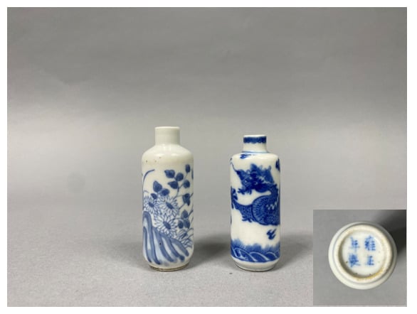 Chine - Ensemble de deux flacons tabatières en porcelaine bleu blanc à décor po…