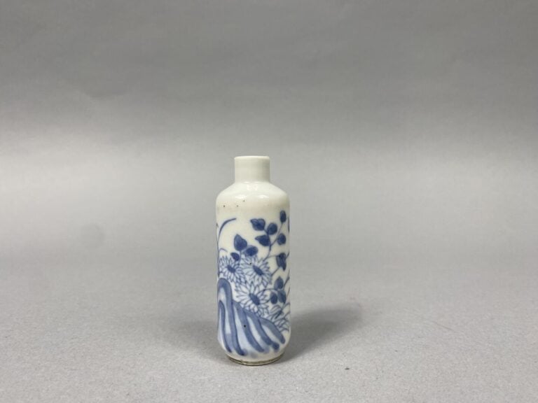 Chine - Ensemble de deux flacons tabatières en porcelaine bleu blanc à décor po…