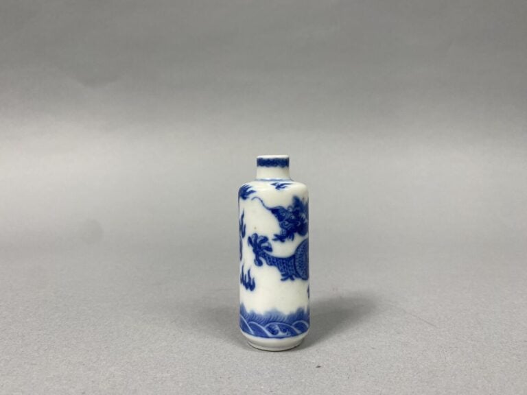 Chine - Ensemble de deux flacons tabatières en porcelaine bleu blanc à décor po…