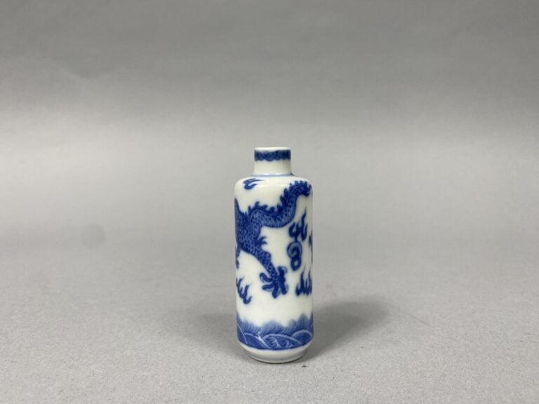 Chine - Ensemble de deux flacons tabatières en porcelaine bleu blanc à décor po…