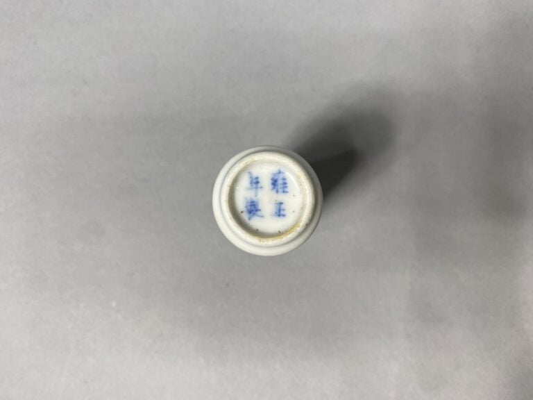 Chine - Ensemble de deux flacons tabatières en porcelaine bleu blanc à décor po…