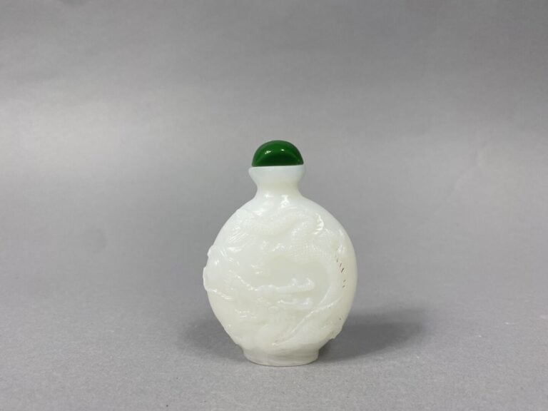 Chine - Ensemble de deux flacons tabatières en verre comprenant: - - un flacon…