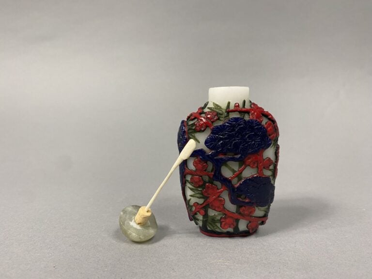 Chine - Ensemble de deux flacons tabatières en verre comprenant: - - un flacon…