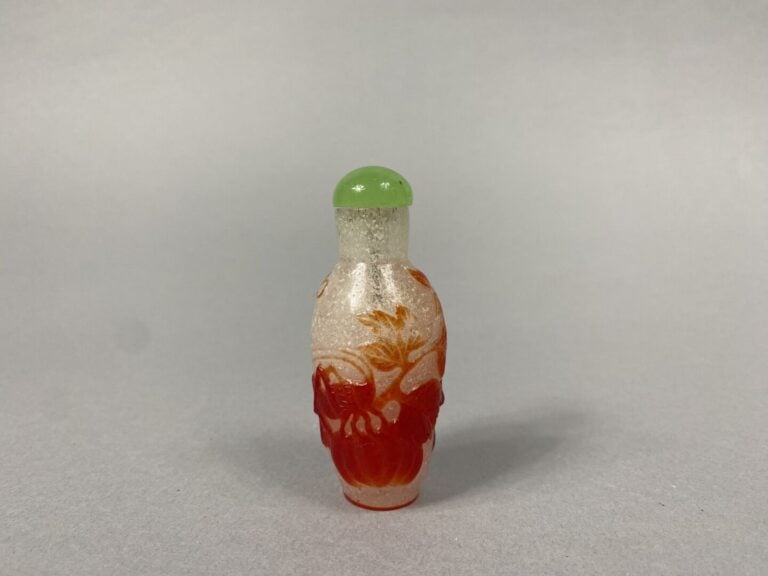 Chine - Ensemble de deux flacons tabatières en verre overlay rouge semi-translu…
