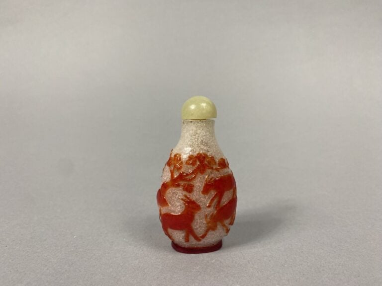 Chine - Ensemble de deux flacons tabatières en verre overlay rouge semi-translu…