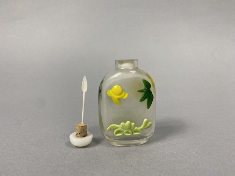Chine - Ensemble de deux flacons tabatières piriformes en verre overlay pour l'…
