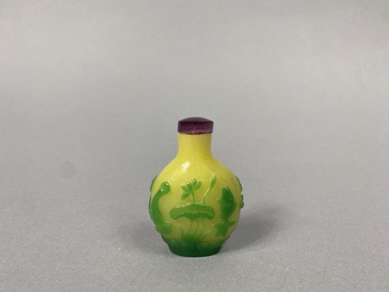 Chine - Ensemble de deux flacons tabatières piriformes en verre overlay pour l'…