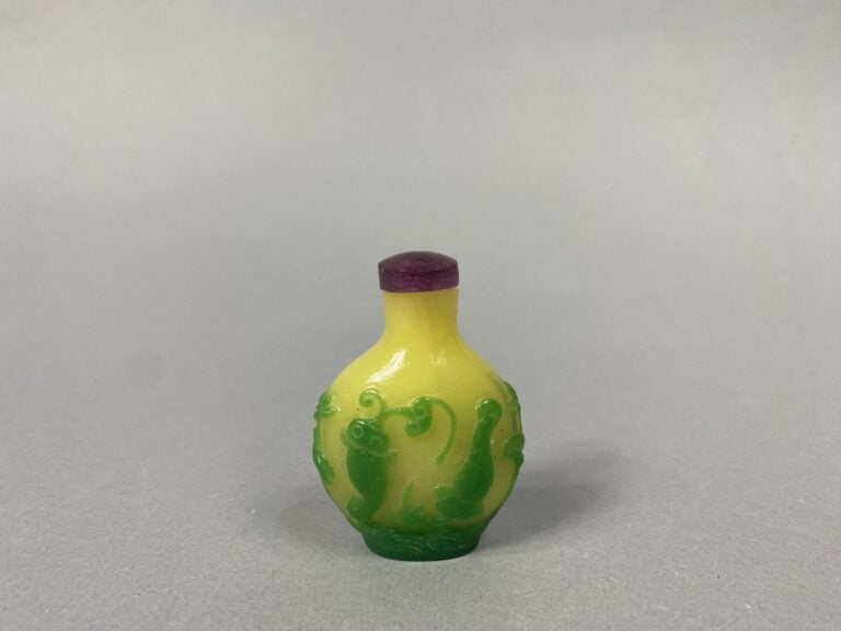 Chine - Ensemble de deux flacons tabatières piriformes en verre overlay pour l'…