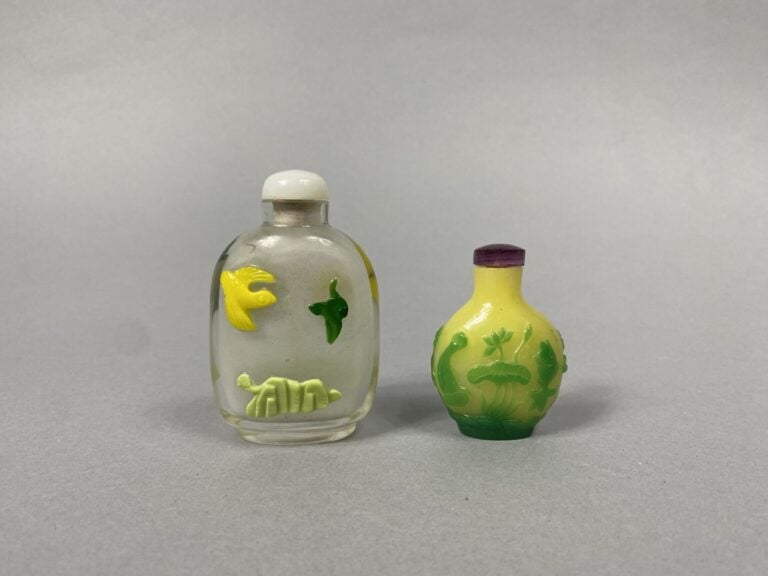 Chine - Ensemble de deux flacons tabatières piriformes en verre overlay pour l'…