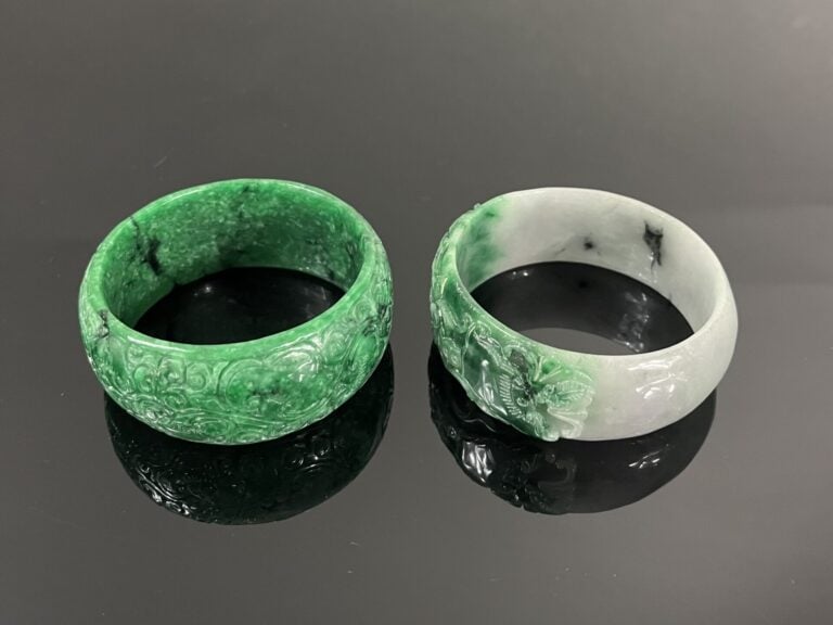 Chine - Ensemble de deux larges bracelets joncs plats imitant le jade à décor p…