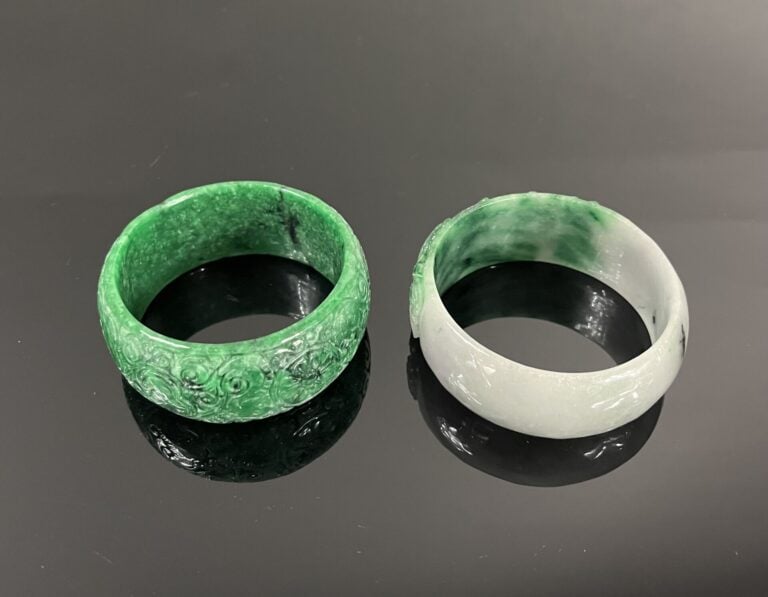 Chine - Ensemble de deux larges bracelets joncs plats imitant le jade à décor p…