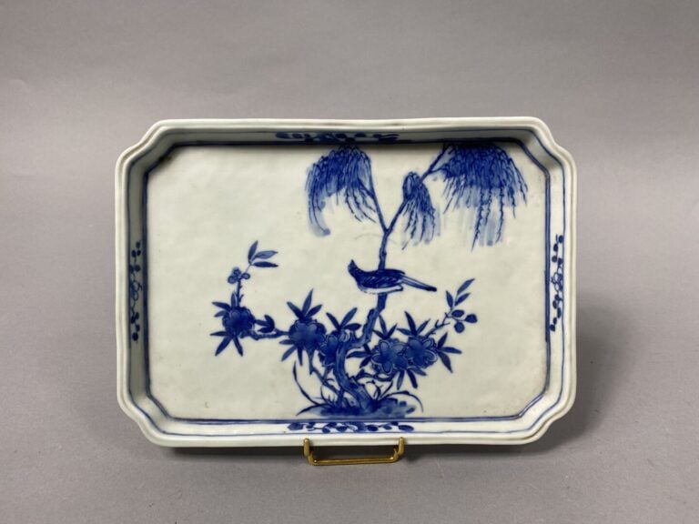 Chine - Ensemble de deux plateaux rectangulaires en porcelaine bleu blanc à déc…