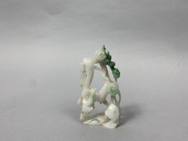 Chine - Ensemble de deux sujets en pierre dure et jade sculptés, l'un représent…