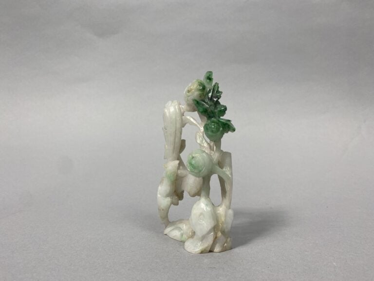 Chine - Ensemble de deux sujets en pierre dure et jade sculptés, l'un représent…