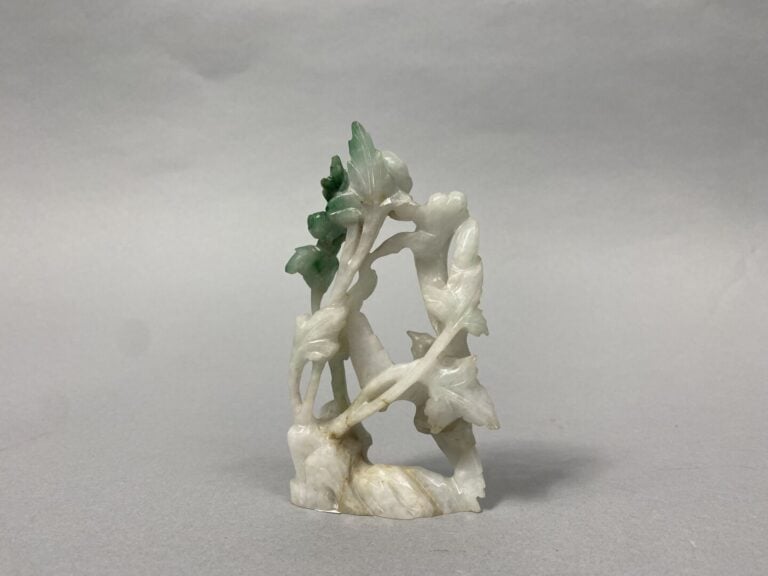 Chine - Ensemble de deux sujets en pierre dure et jade sculptés, l'un représent…