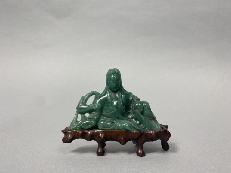 Chine - Ensemble de deux sujets en pierre dure et jade sculptés, l'un représent…