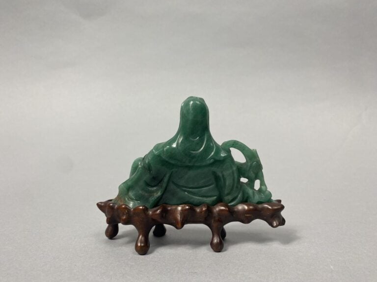 Chine - Ensemble de deux sujets en pierre dure et jade sculptés, l'un représent…