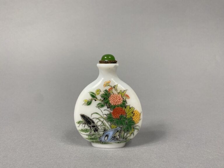 Chine - Ensemble de deux tabatières de forme ovoïde en verre à décor peint pour…