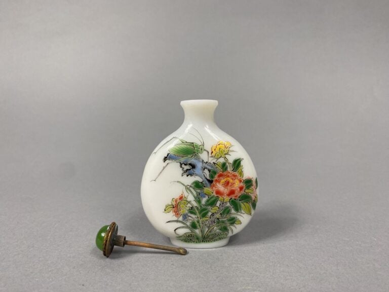 Chine - Ensemble de deux tabatières de forme ovoïde en verre à décor peint pour…