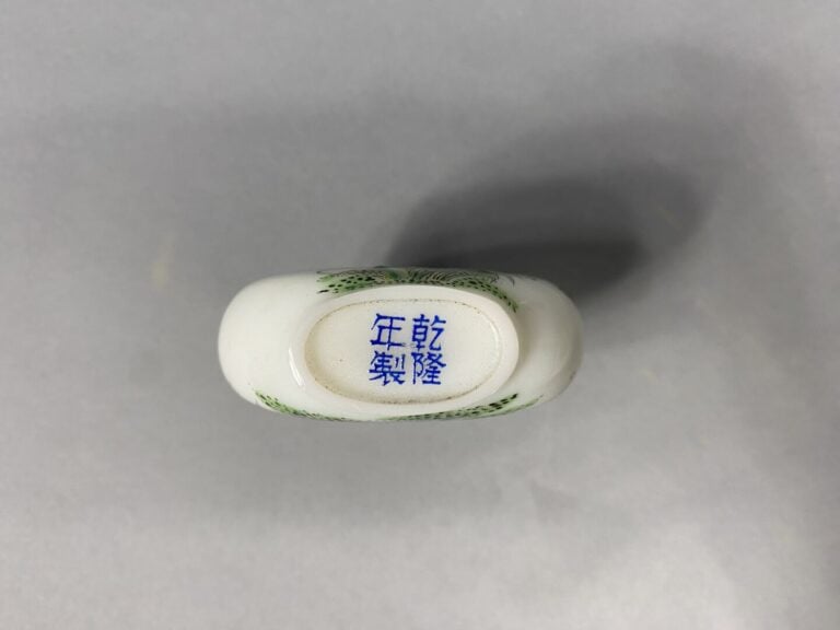 Chine - Ensemble de deux tabatières de forme ovoïde en verre à décor peint pour…