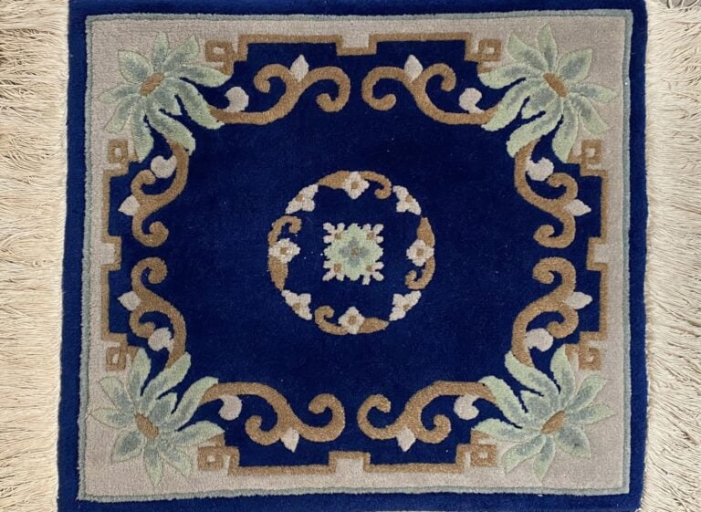 Chine - Ensemble de deux tapis en laine l'un de forme ronde à décor de fleurs s…
