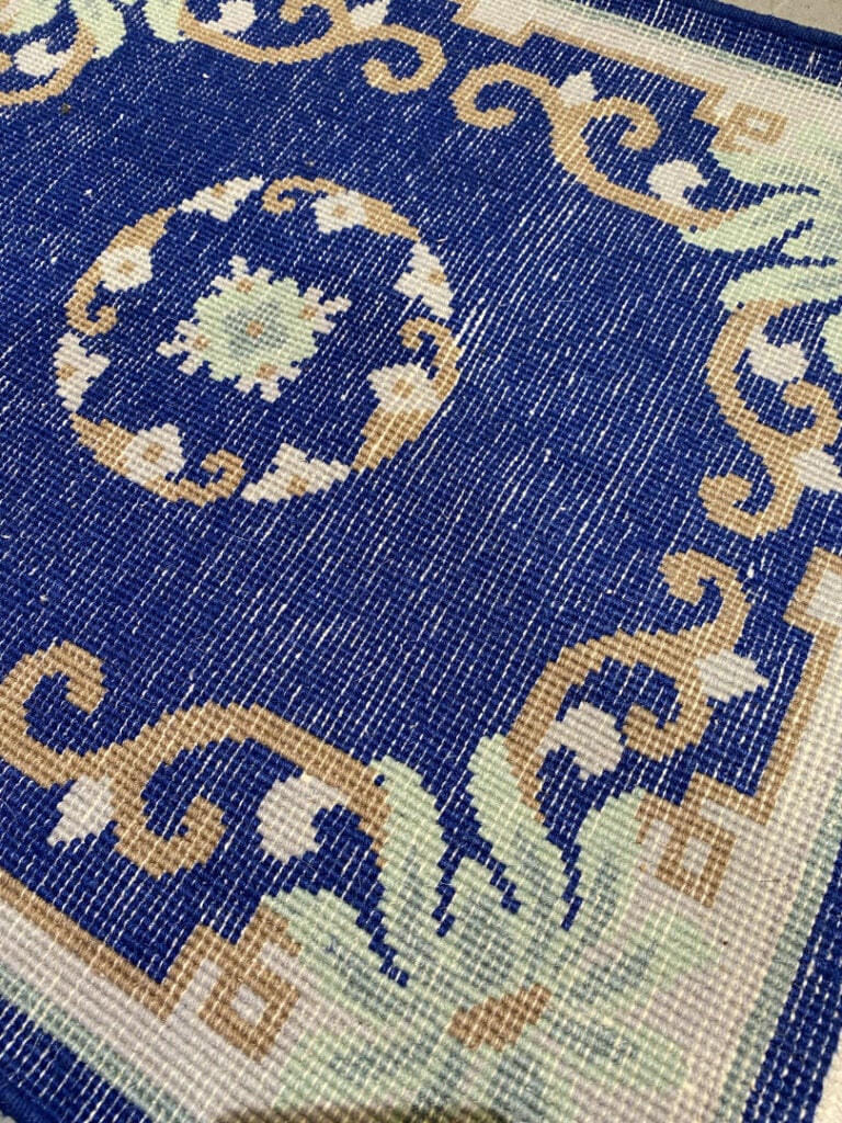 Chine - Ensemble de deux tapis en laine l'un de forme ronde à décor de fleurs s…