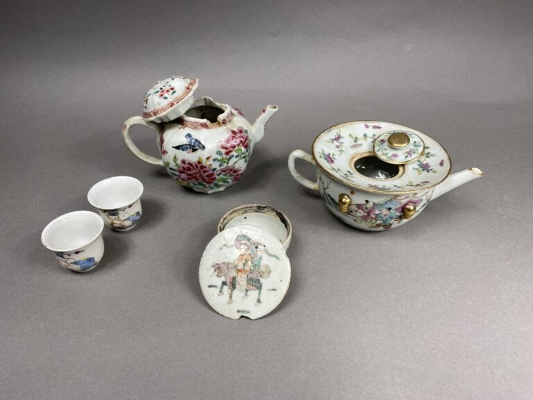 Chine - Ensemble de porcelaines émaillées dans le style de la Famille rose comp…