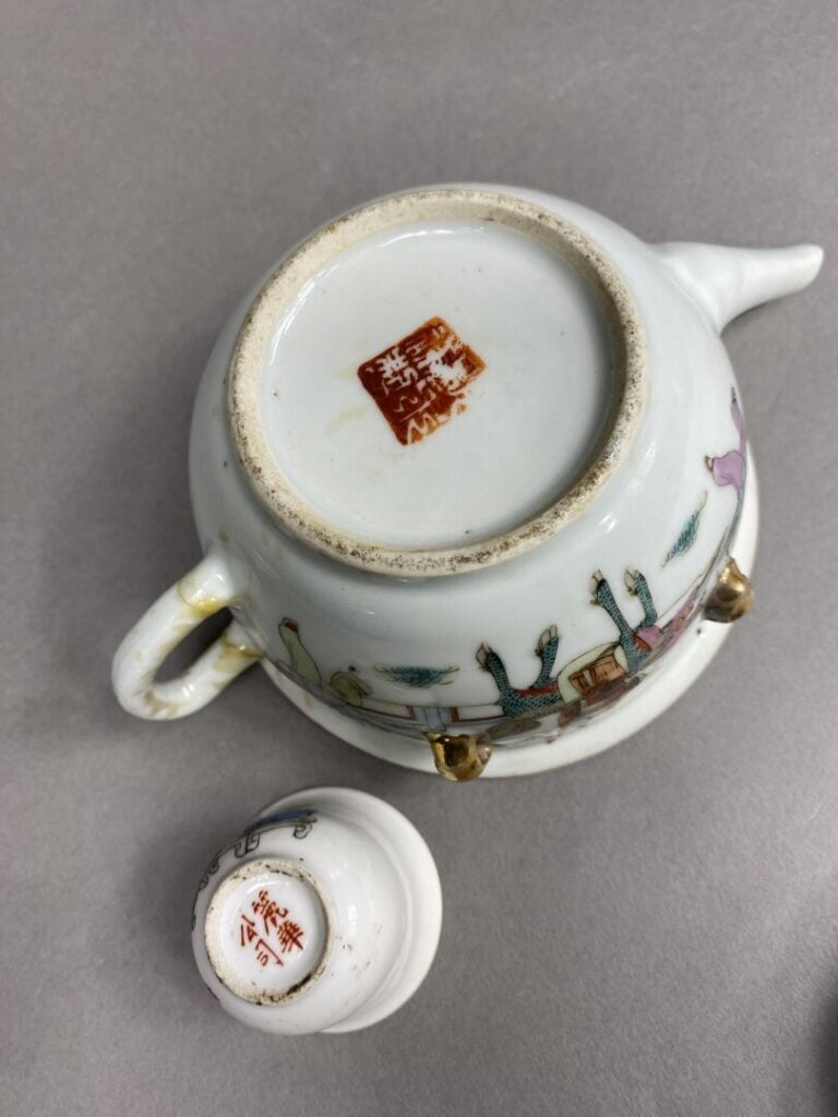 Chine - Ensemble de porcelaines émaillées dans le style de la Famille rose comp…