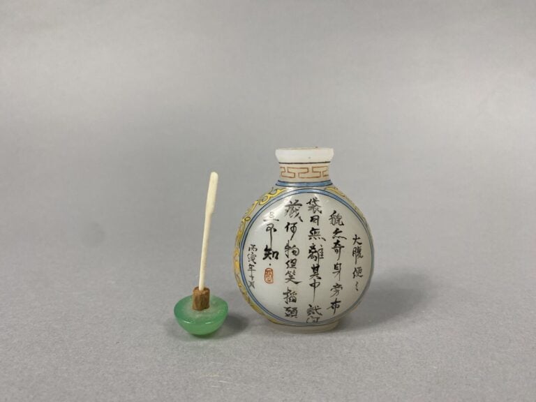 Chine - Ensemble de quatre flacons tabatières comprenant: - - un flacon de form…