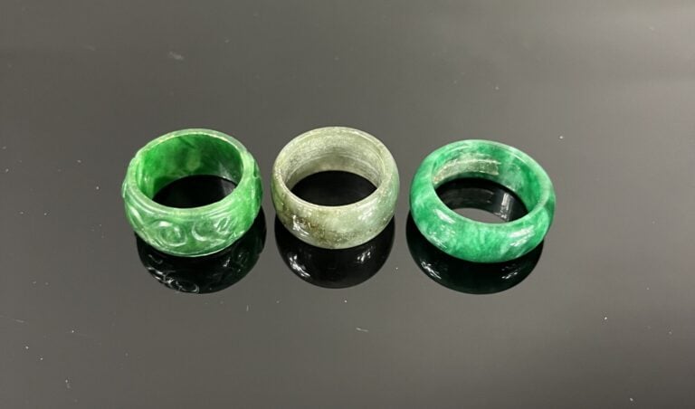 Chine - Ensemble de trois bagues d'archer imitant le jade dont l'une est sculpt…