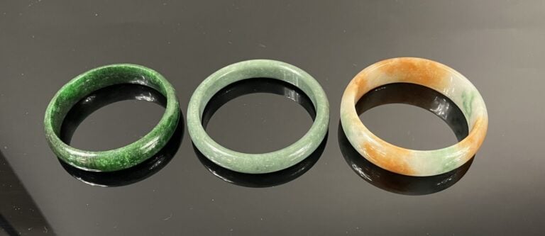 Chine - Ensemble de trois bracelets jonc imitant le jade nuancé ou vert. - D: 6…