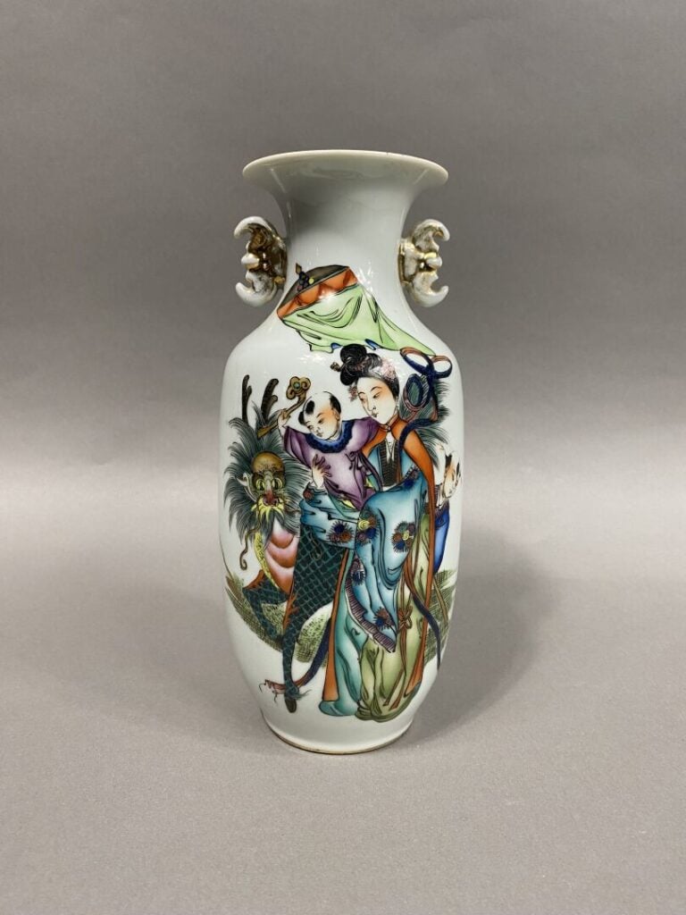 Chine - Ensemble de trois céramiques émaillées comprenant un vase balustre à dé…