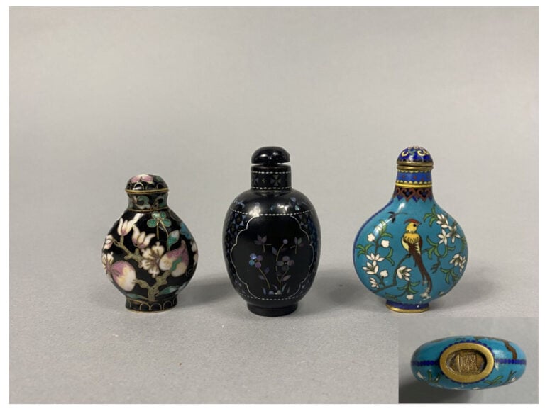 Chine - Ensemble de trois flacons tabatières comprenant un flacon de forme rond…