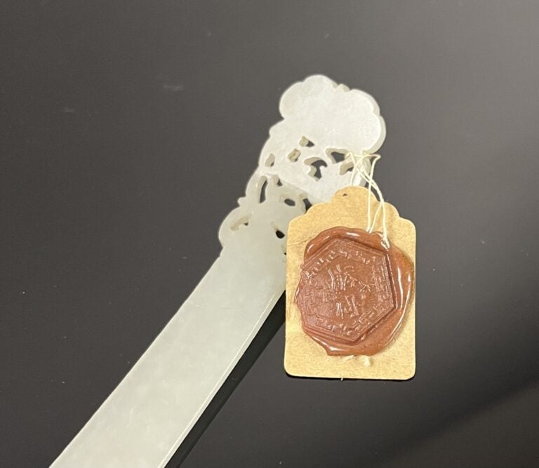 Chine - Epingle à cheveu en jade néphrite sculpté et ajouré de rinceaux fleuris…